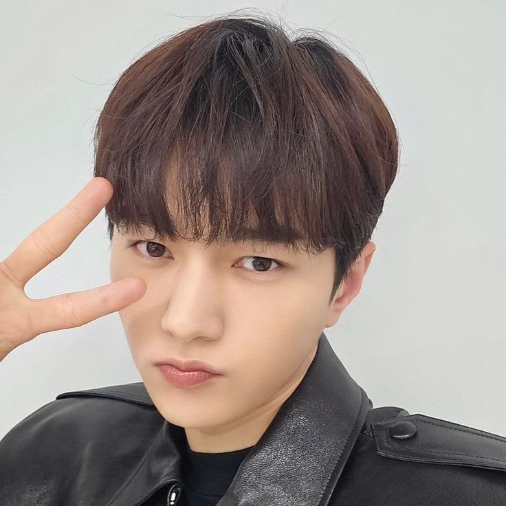 Latest photo of Kim Myungsoo (L)