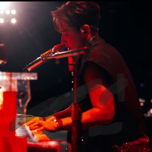 A moment captured by a fan of Henry