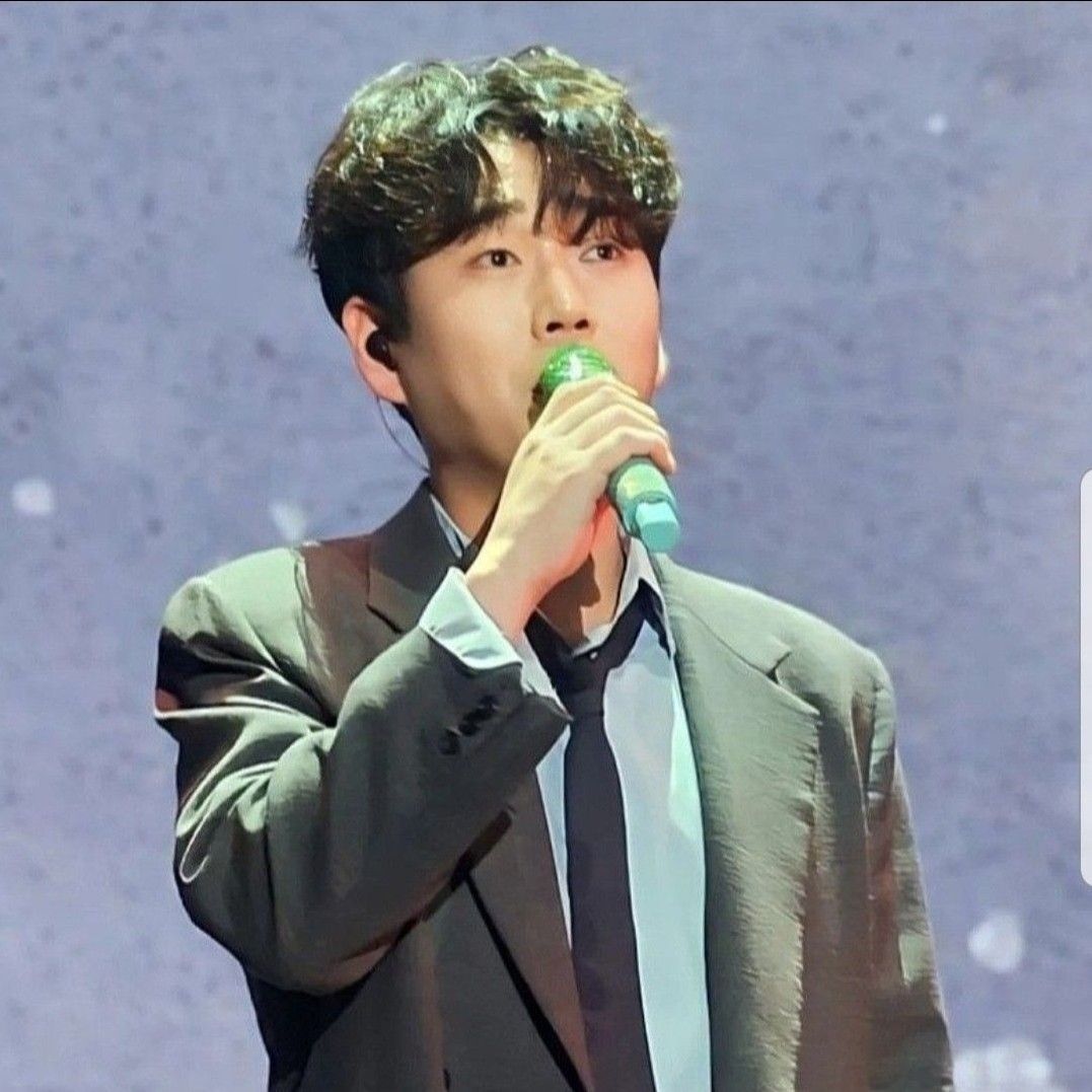 A moment captured by a fan of Hwang Youngwoong