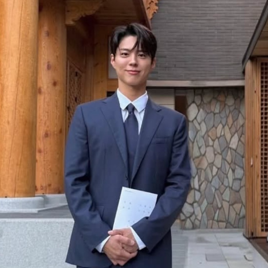 A moment captured by a fan of Park Bogum