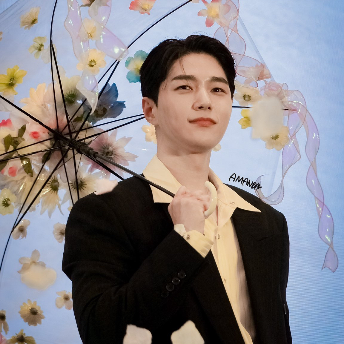 A moment captured by a fan of Kim Myungsoo (L)