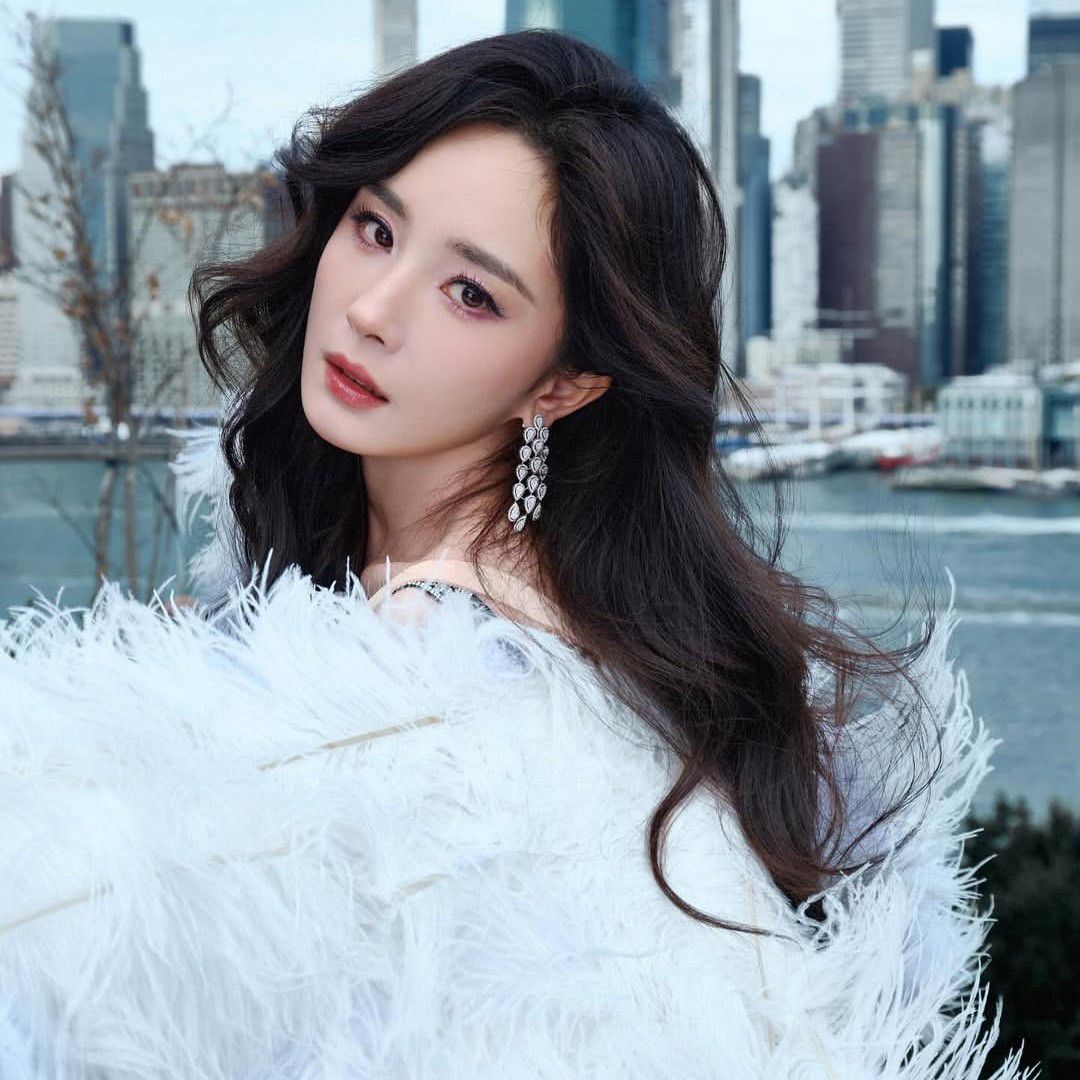 Latest photo of Yang Mi