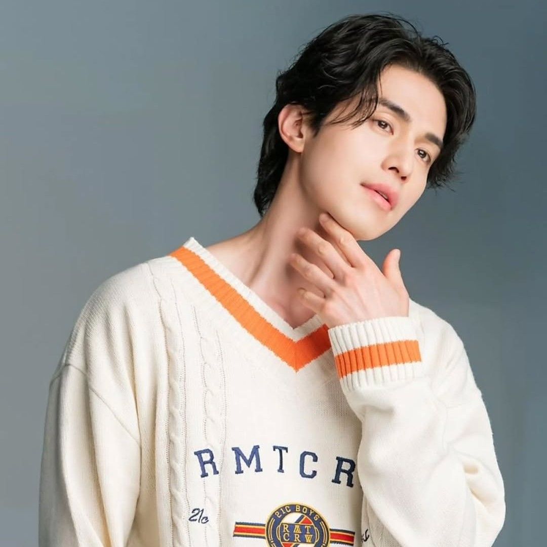 A moment captured by a fan of Lee Dongwook
