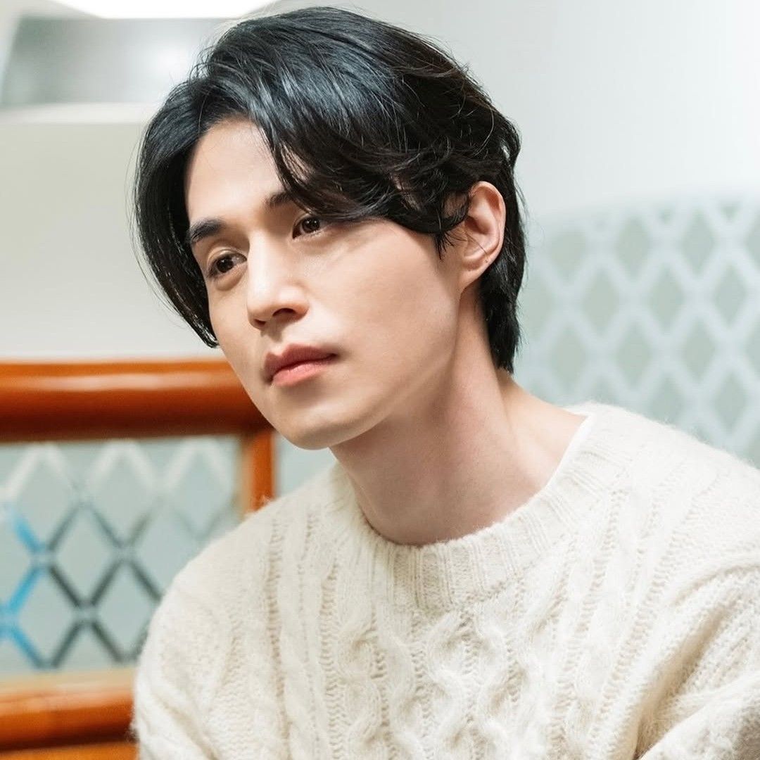 Recent activity shot of Lee Dongwook