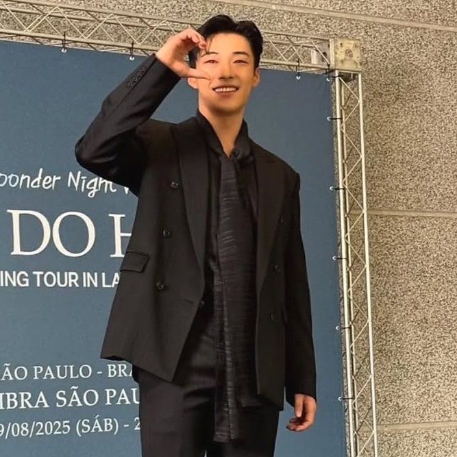 A moment captured by a fan of Woo Dohwan