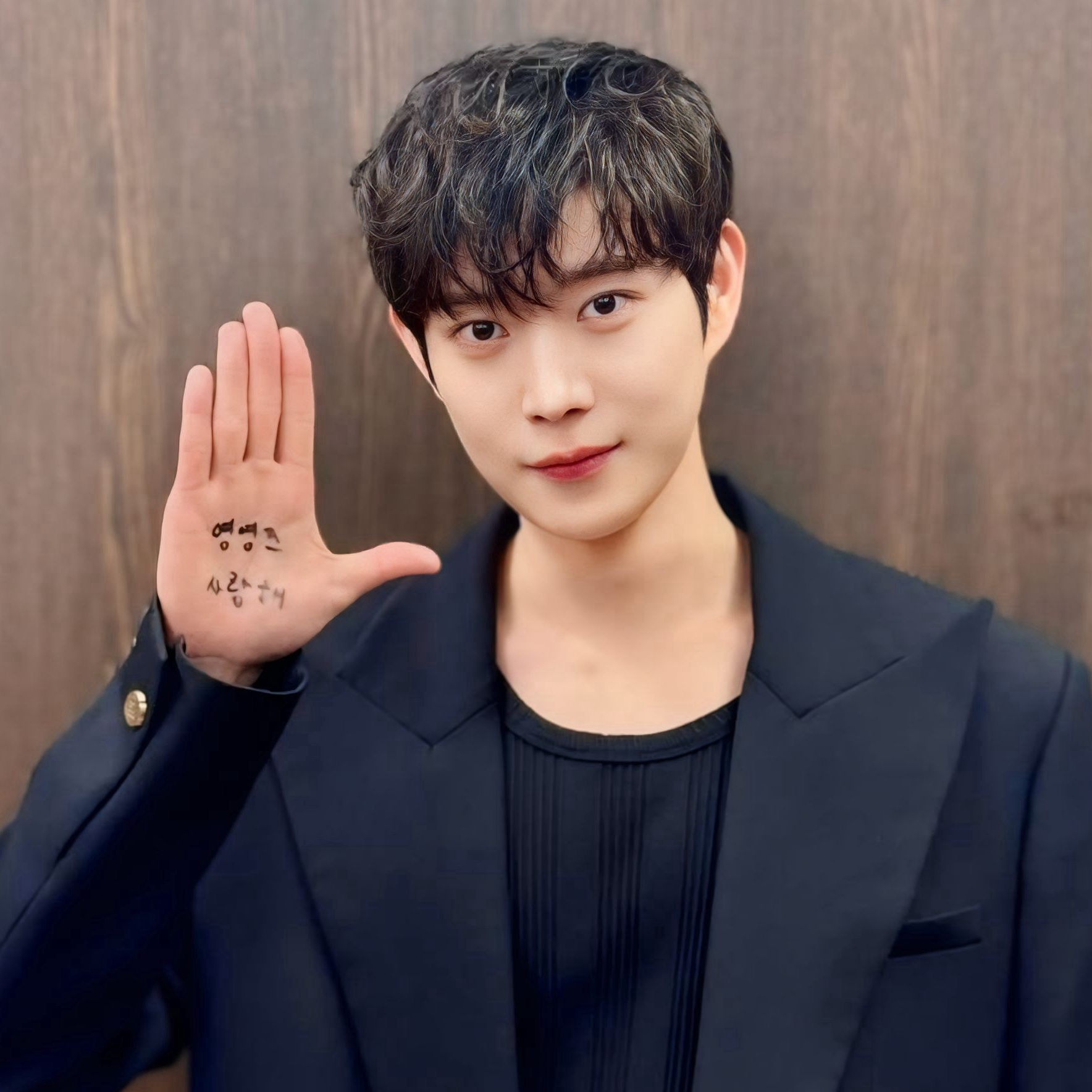 A moment captured by a fan of Kim Youngdae