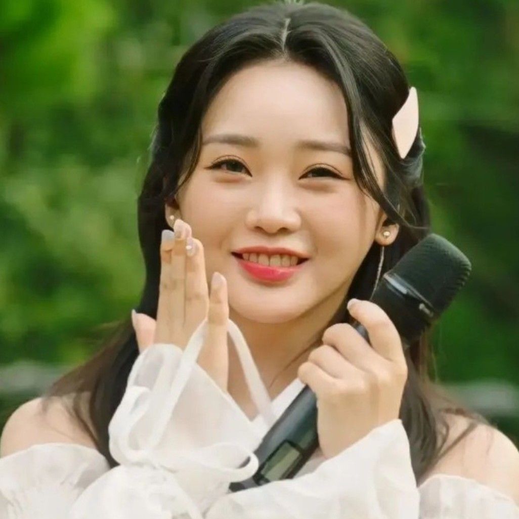 Behind-the-scenes cut of Hong Jiyoon