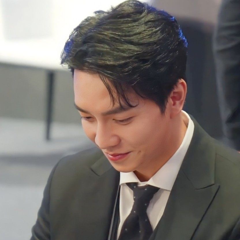 Behind-the-scenes cut of Lee Seunggi