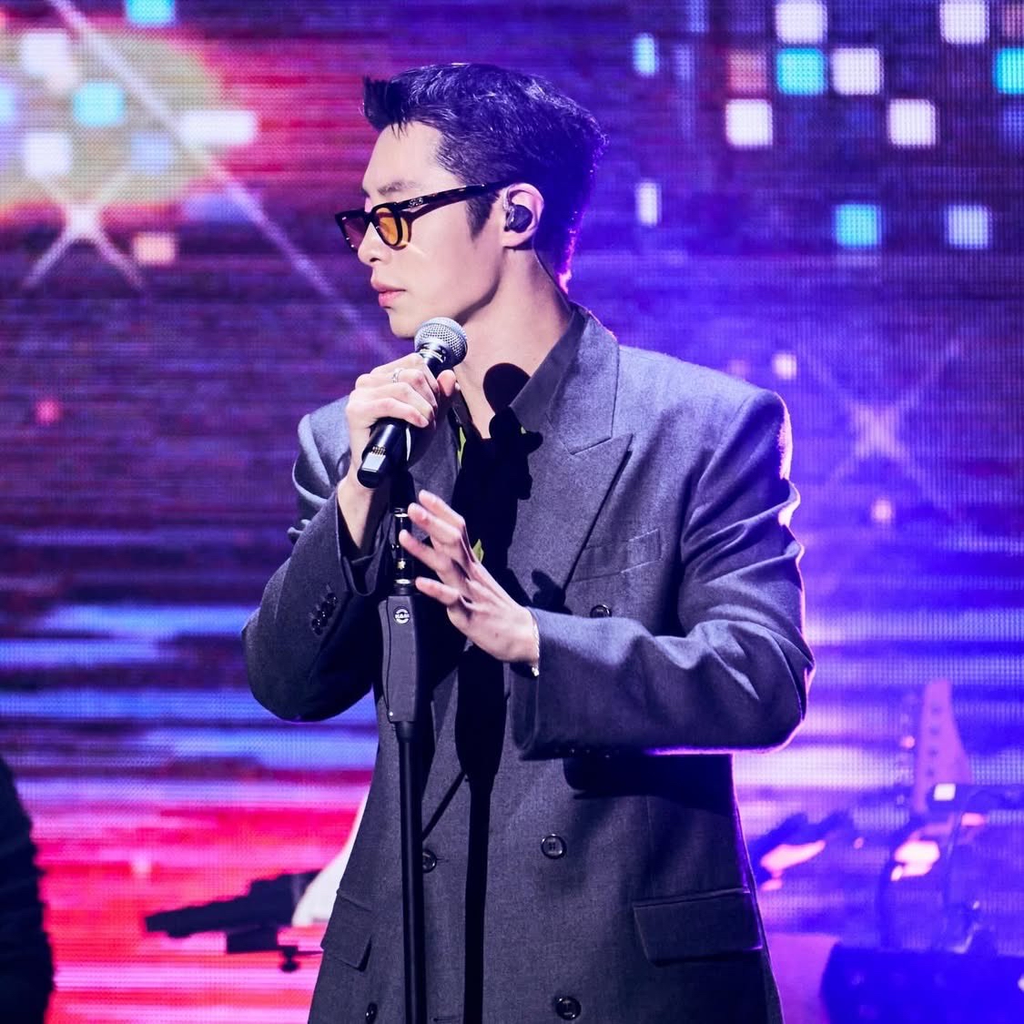 A moment captured by a fan of Lee Jaewook