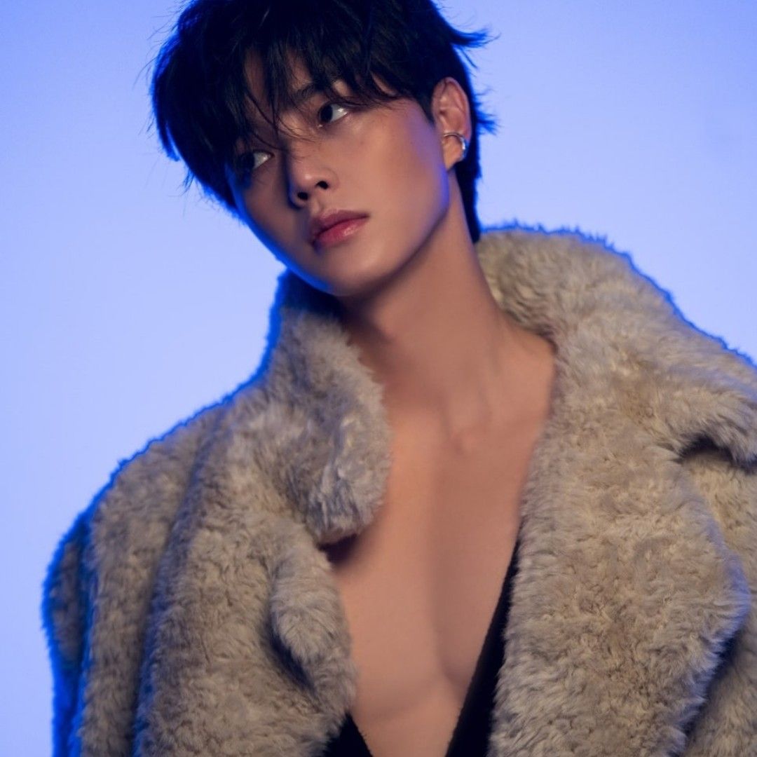 Latest photo of Song Kang