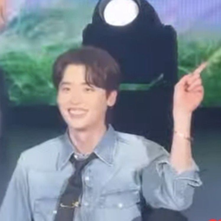 A moment captured by a fan of Lee Jongsuk