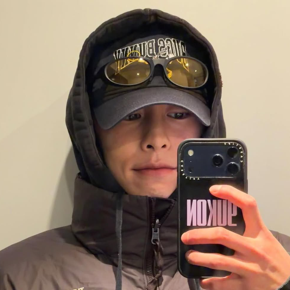 Behind-the-scenes cut of Lee Jaewook