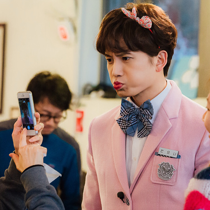 Behind-the-scenes cut of Ji Sung