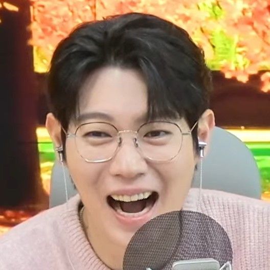 A moment captured by a fan of Son Taejin