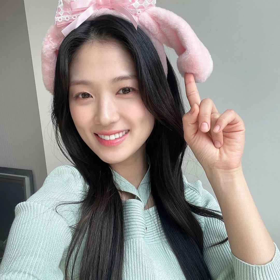 Behind-the-scenes cut of Kim Hyeyoon