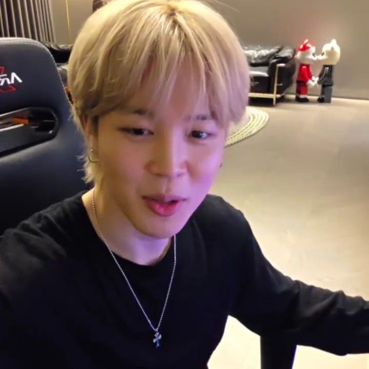 Behind-the-scenes cut of Ha Jimin