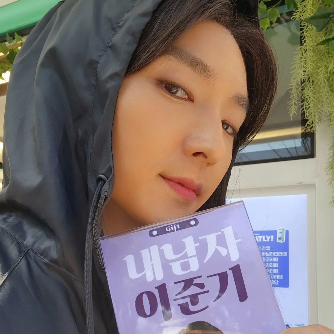 A moment captured by a fan of Lee Joongi