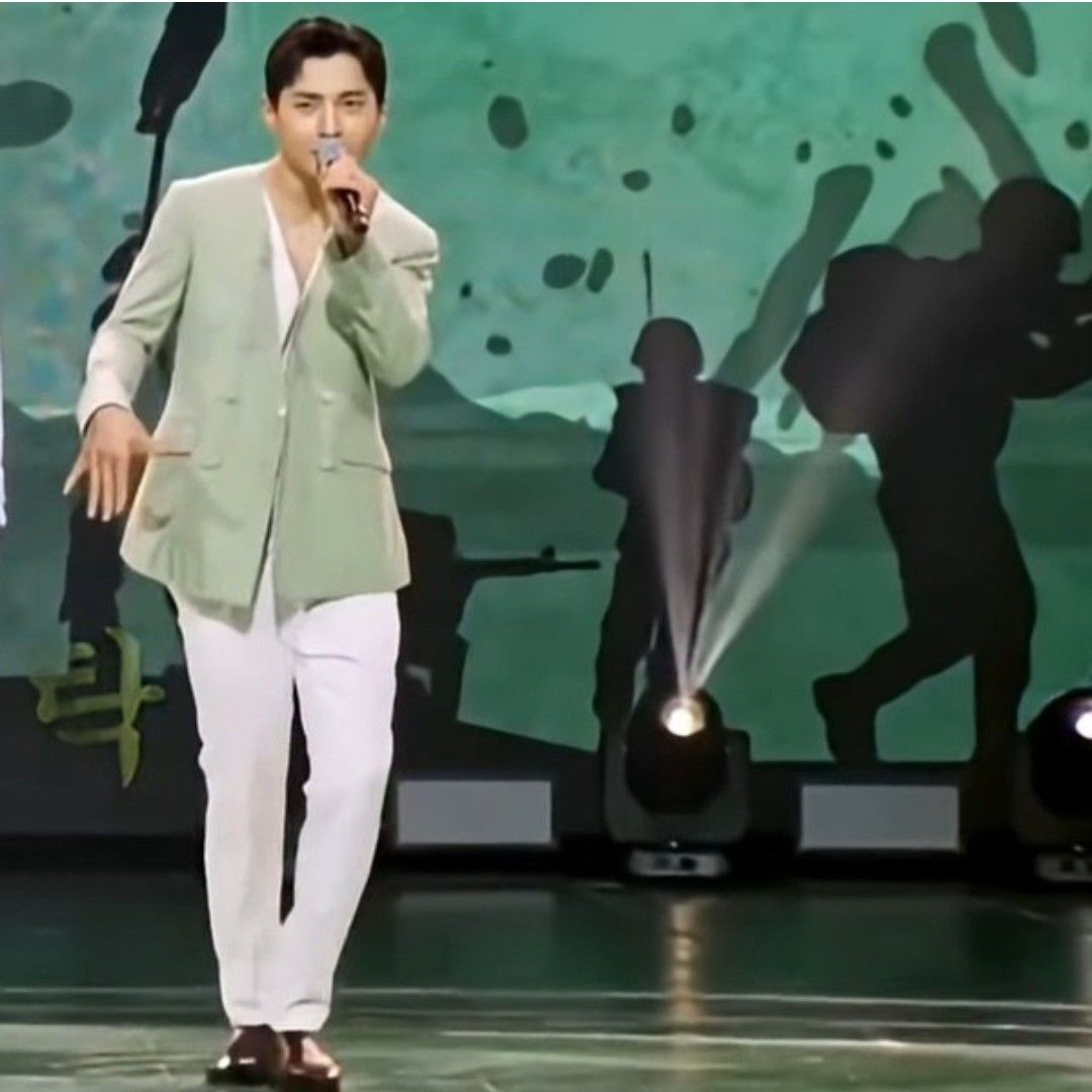 A moment captured by a fan of Seong Ri