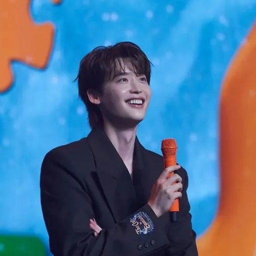 A moment captured by a fan of Lee Jongsuk