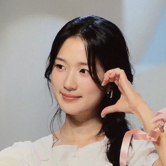 Behind-the-scenes cut of Kim Hyeyoon