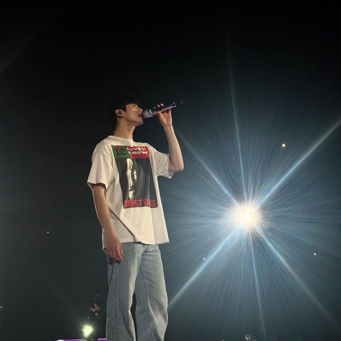 A moment captured by a fan of Cha Eunwoo