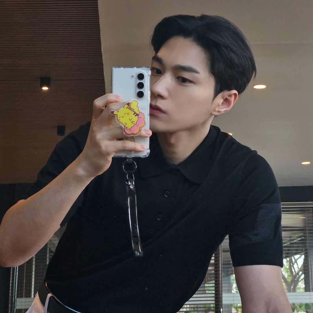 金明洙 (L)的最新照片