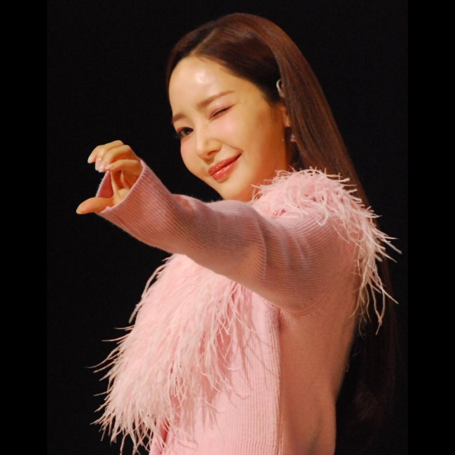 Behind-the-scenes cut of Park Minyoung