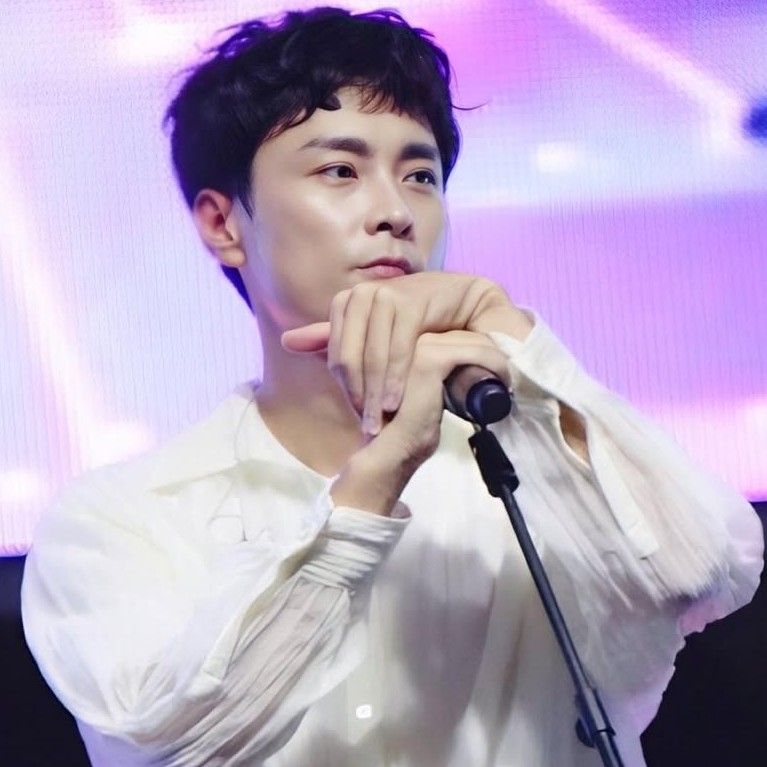 Recent activity shot of Min Kyunghoon