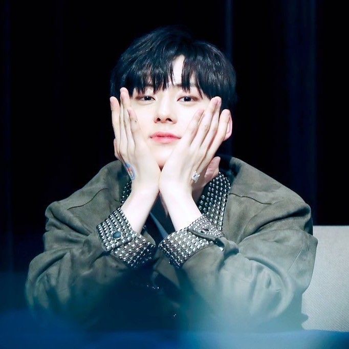 A moment captured by a fan of Hwang Minhyun