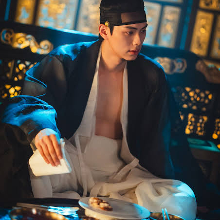 Behind-the-scenes cut of Lee Chaemin