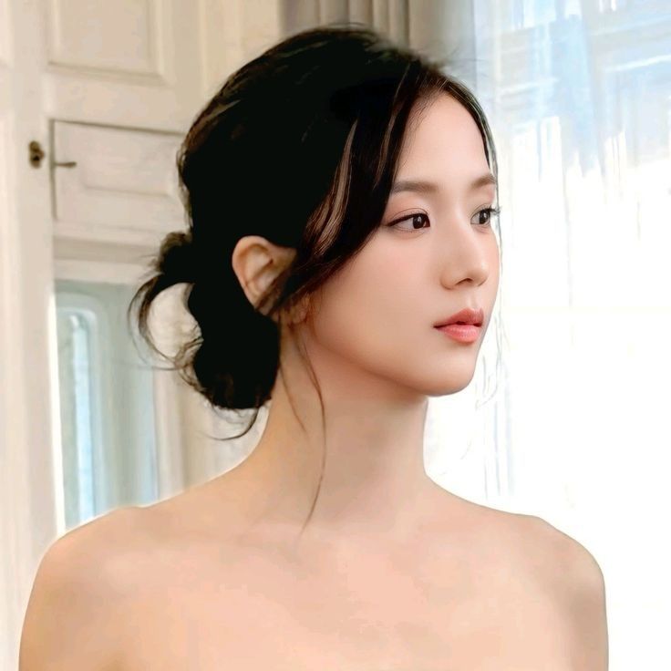 Latest photo of Jisoo (1995)