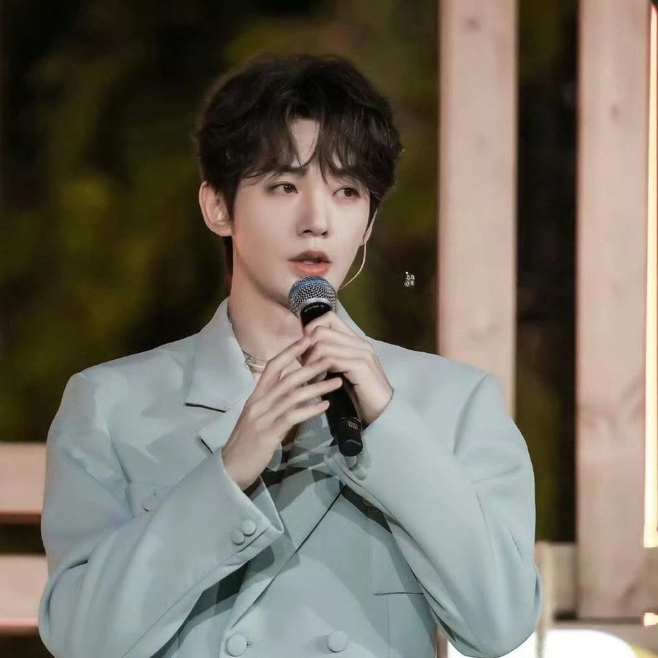 A moment captured by a fan of Deng Wei