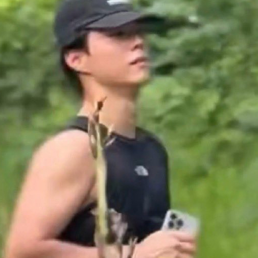 A moment captured by a fan of Park Bogum