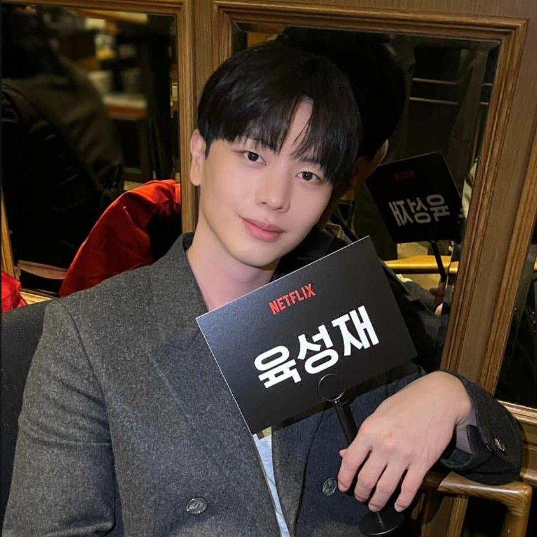 A moment captured by a fan of Yook Sungjae