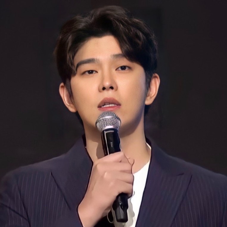 A moment captured by a fan of Yoon Kyunsang