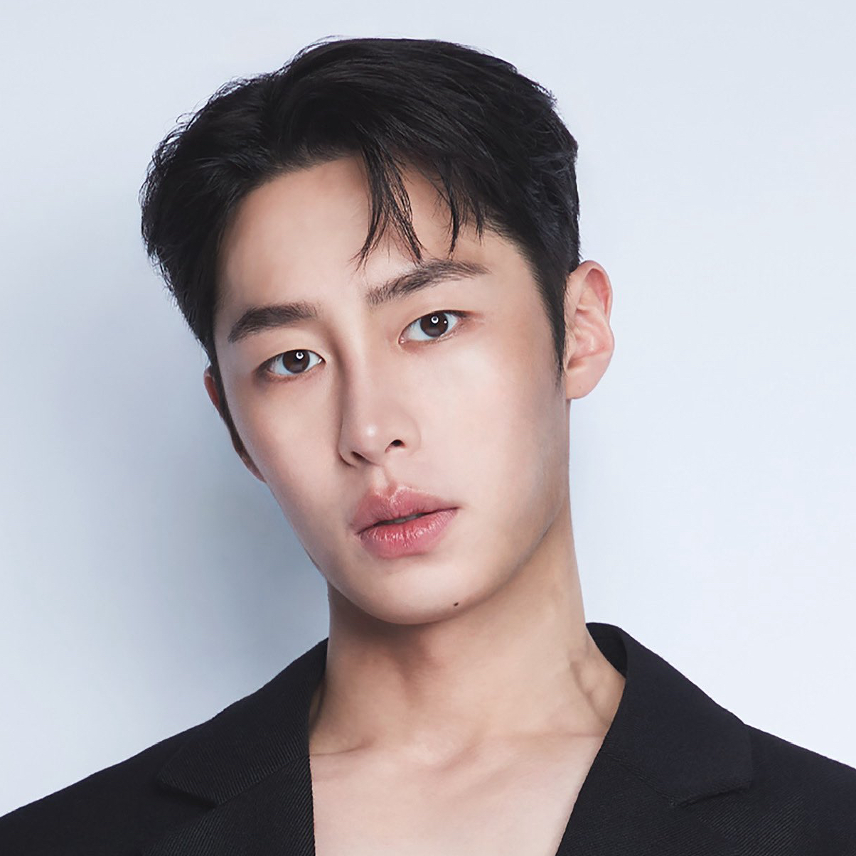 Behind-the-scenes cut of Lee Jaewook