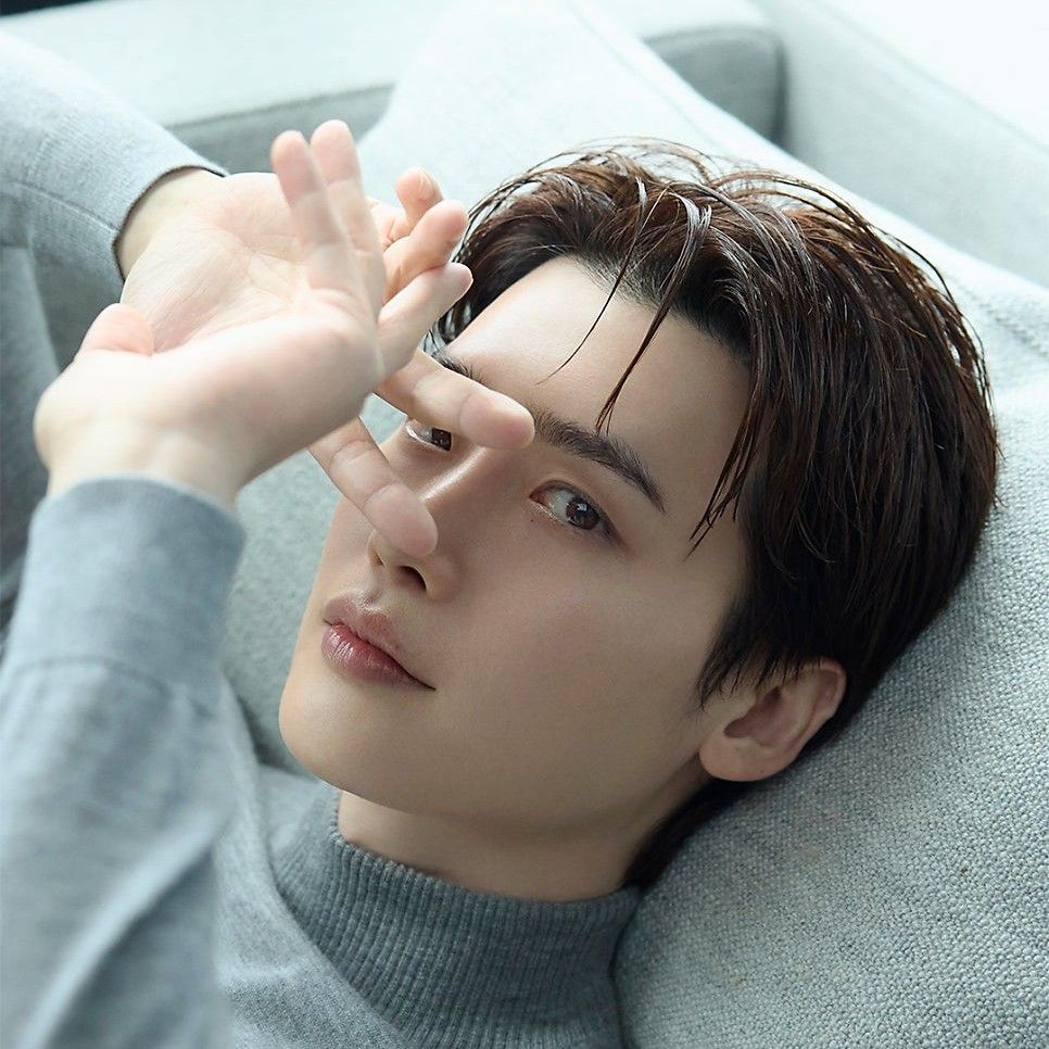Behind-the-scenes cut of Lee Jongsuk