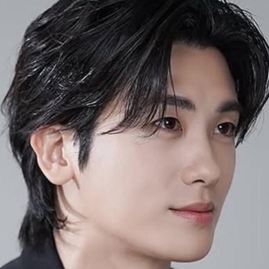 A moment captured by a fan of Park Hyungsik