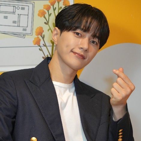 A moment captured by a fan of Kim Myungsoo (L)