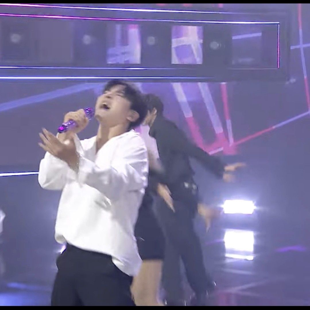 A moment captured by a fan of Seong Ri