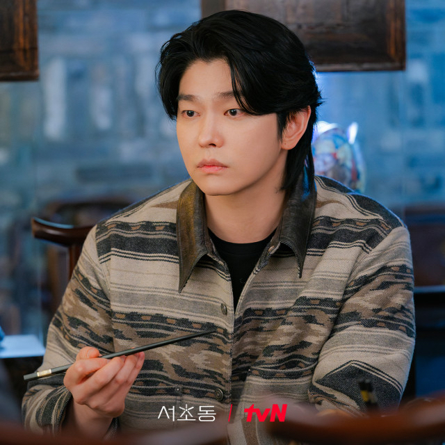 A moment captured by a fan of Yoon Kyunsang