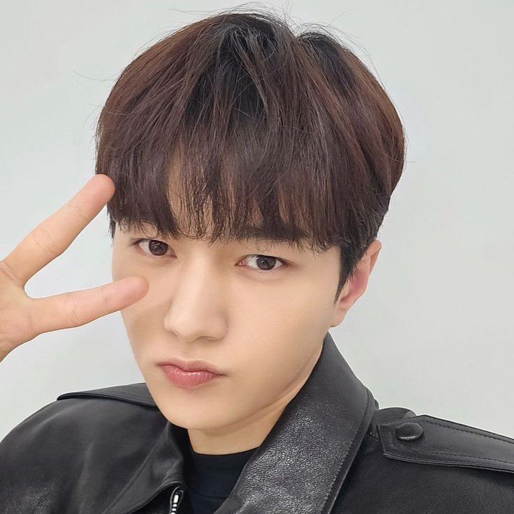 A moment captured by a fan of Kim Myungsoo (L)