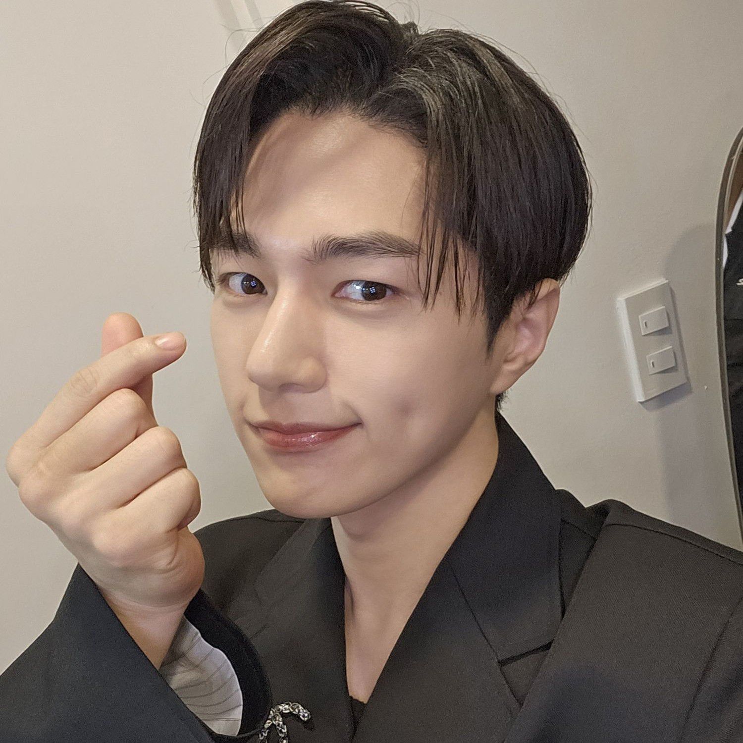 Behind-the-scenes cut of Kim Myungsoo (L)