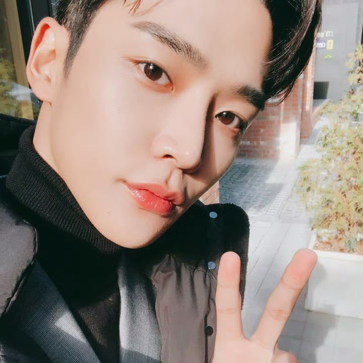 로운의 최신 사진