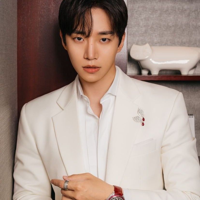Recent activity shot of Lee Junho
