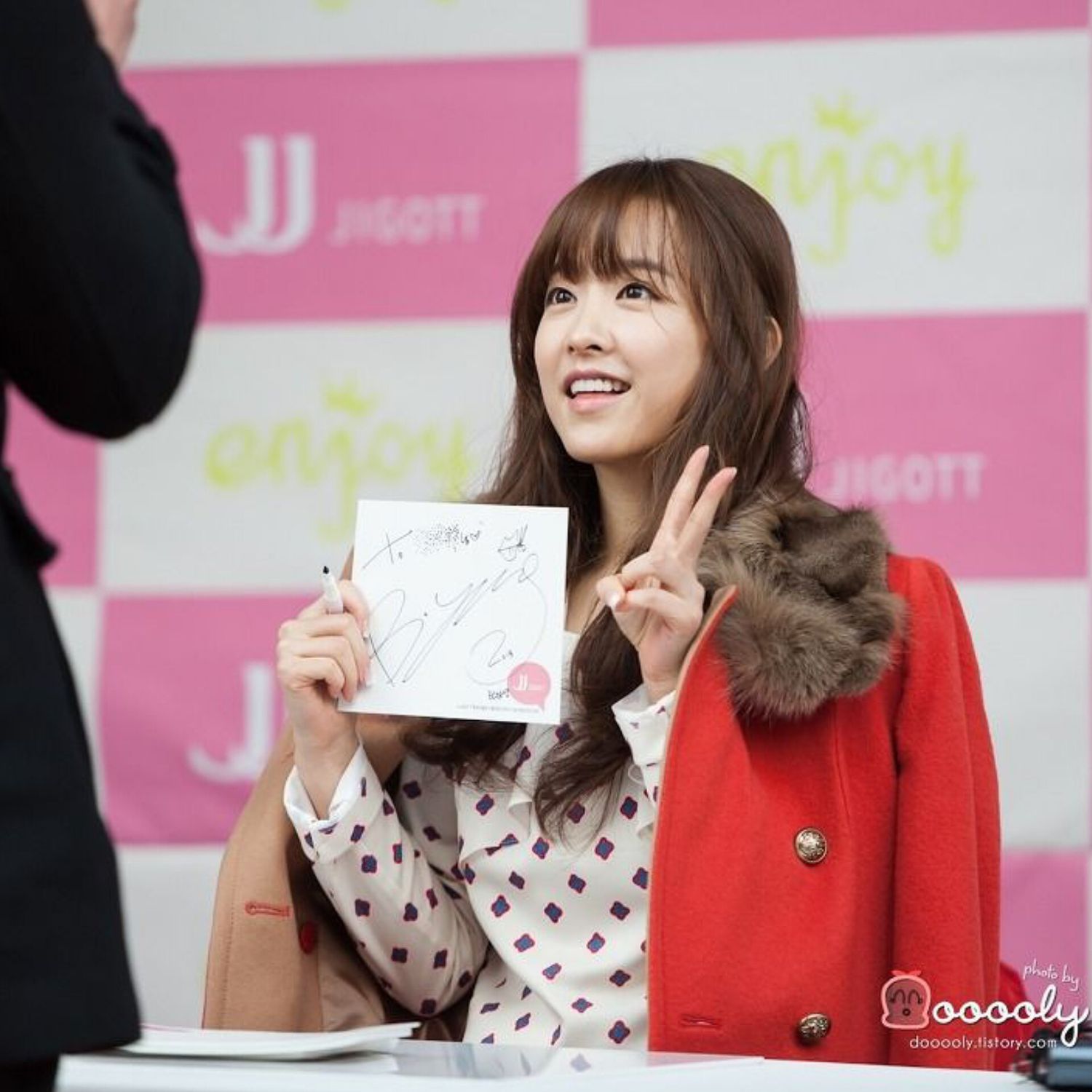 Behind-the-scenes cut of Park Boyoung