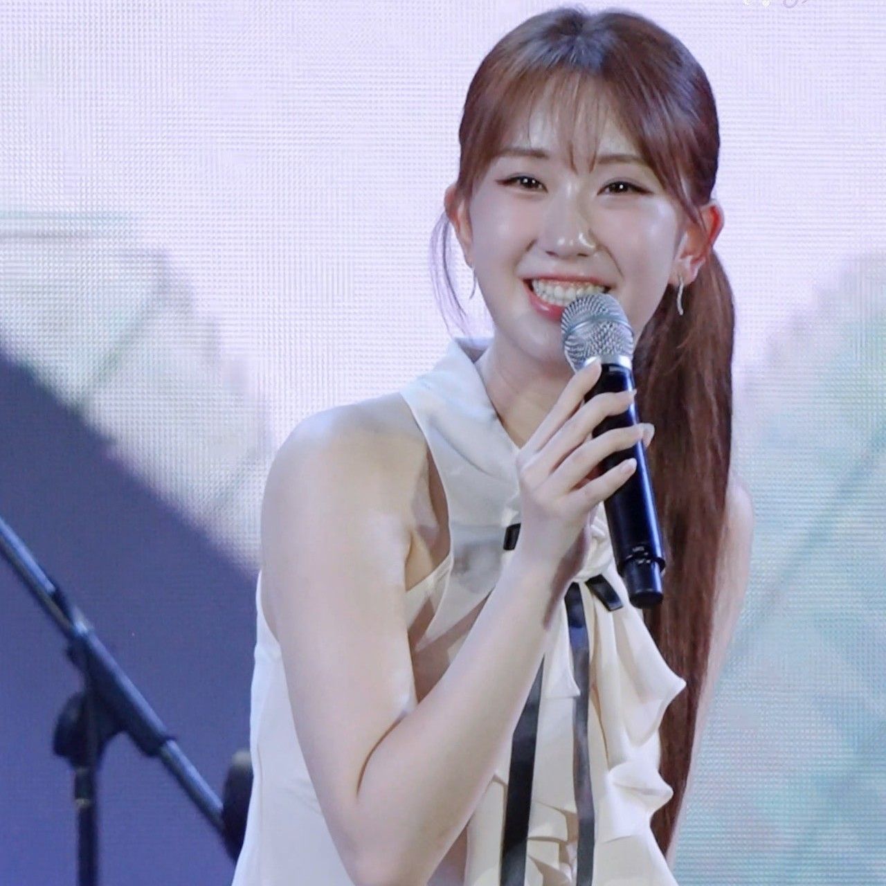 A moment captured by a fan of Jeon Yujin