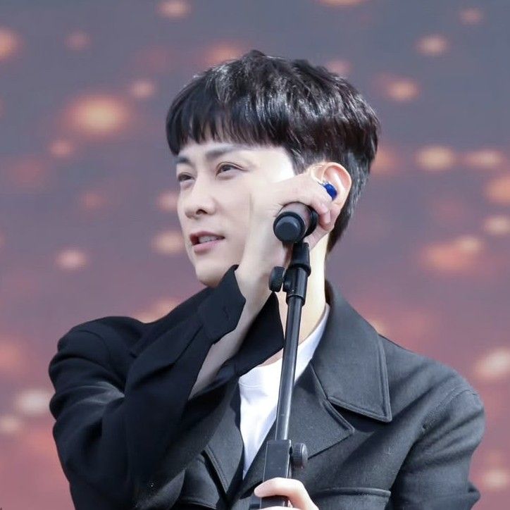 粉丝拍下的闵庚勋瞬间