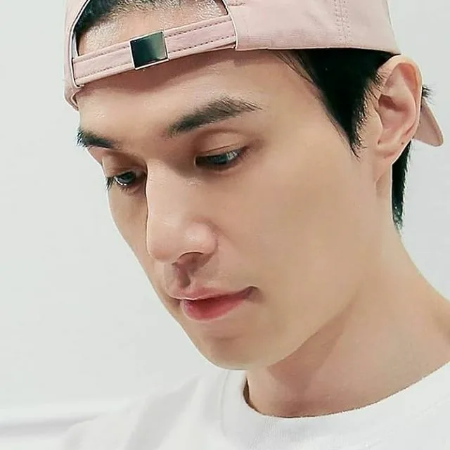 Behind-the-scenes cut of Lee Dongwook