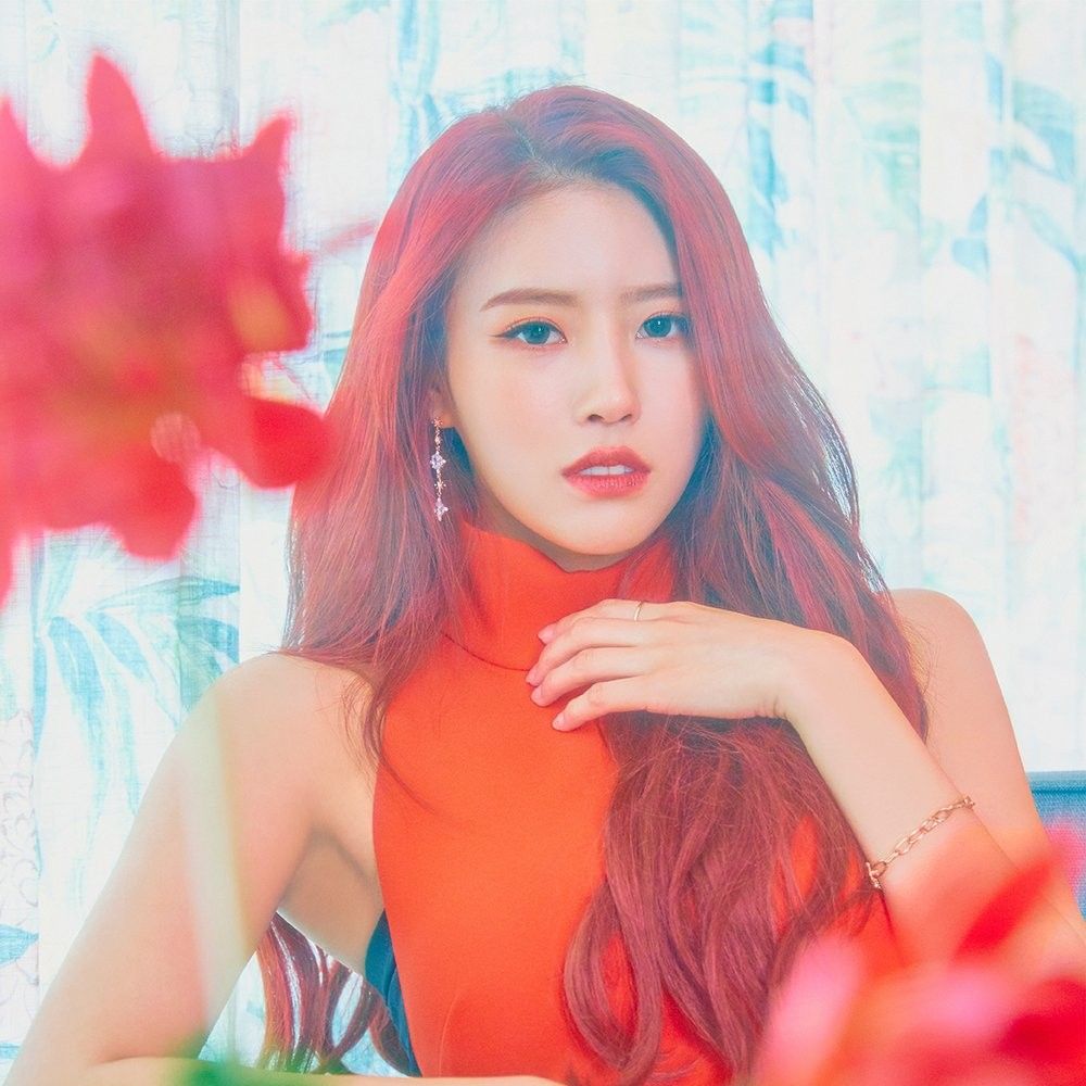 Behind-the-scenes cut of Lee Mijoo